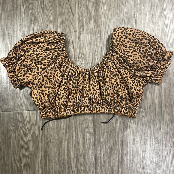 Cheetah print tie up front crop top. - Picture 2 of 2